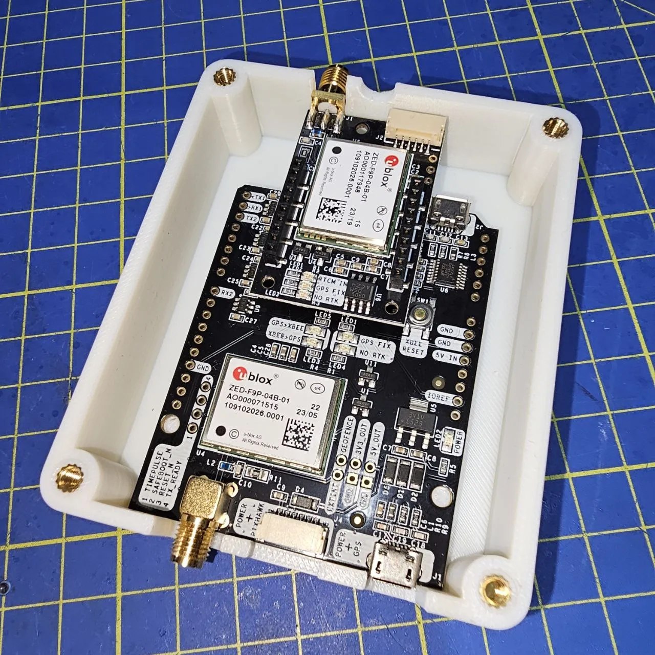 The heading daughterboard is mounted on the expansion port, exposing the second antenna port